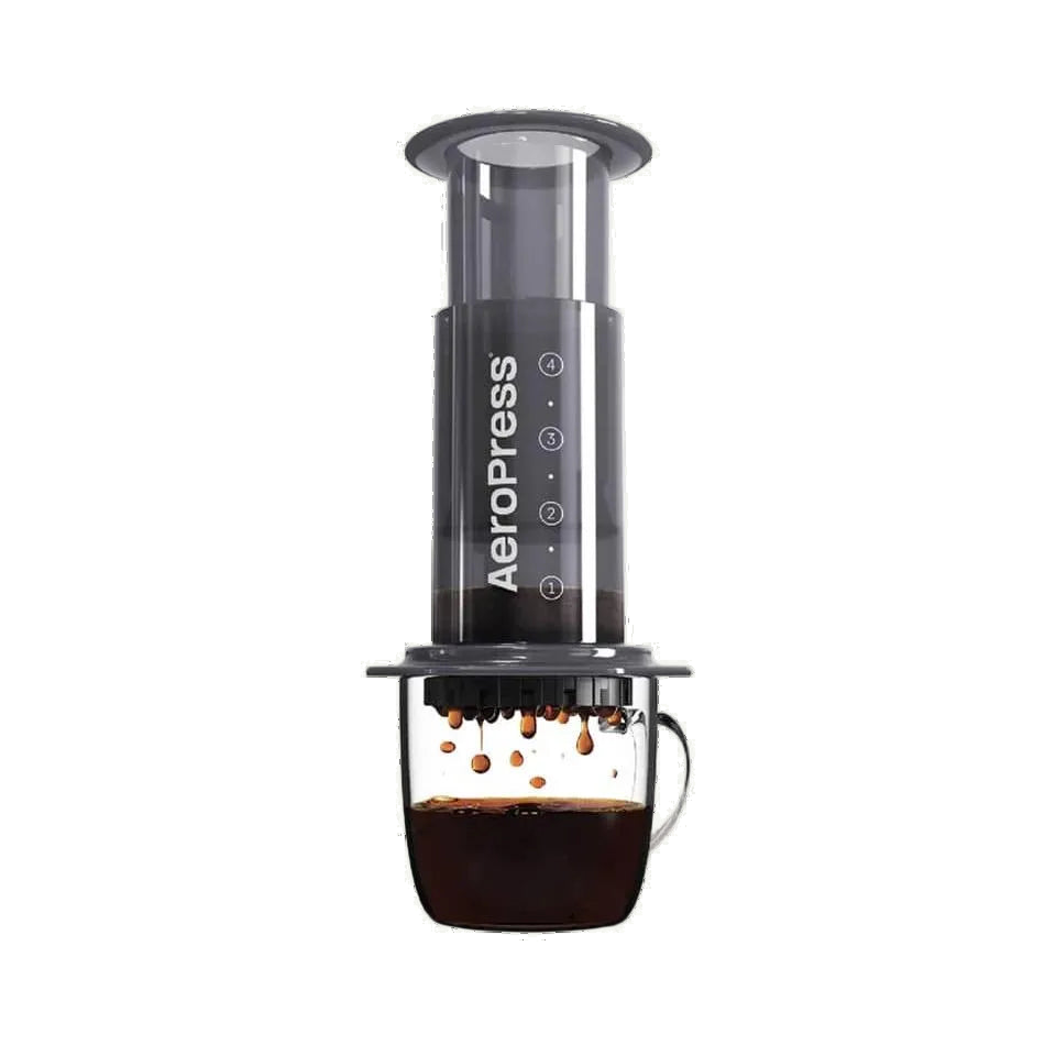 AeroPress kavinukas ruošia kavą – kavos ruošimo įranga
